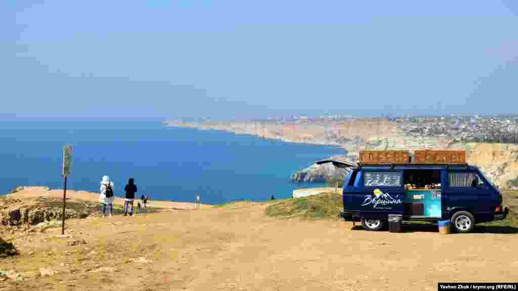 Заповзятливий севастополець організував для відпочивальників на природі пересувну кав'ярню