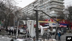 پولیس د فبرورۍ پر ۲۴مه پر اوکراینۍ پلازمېنه کییف د روسیو توغندیو د برید پلټنو پرمهال.