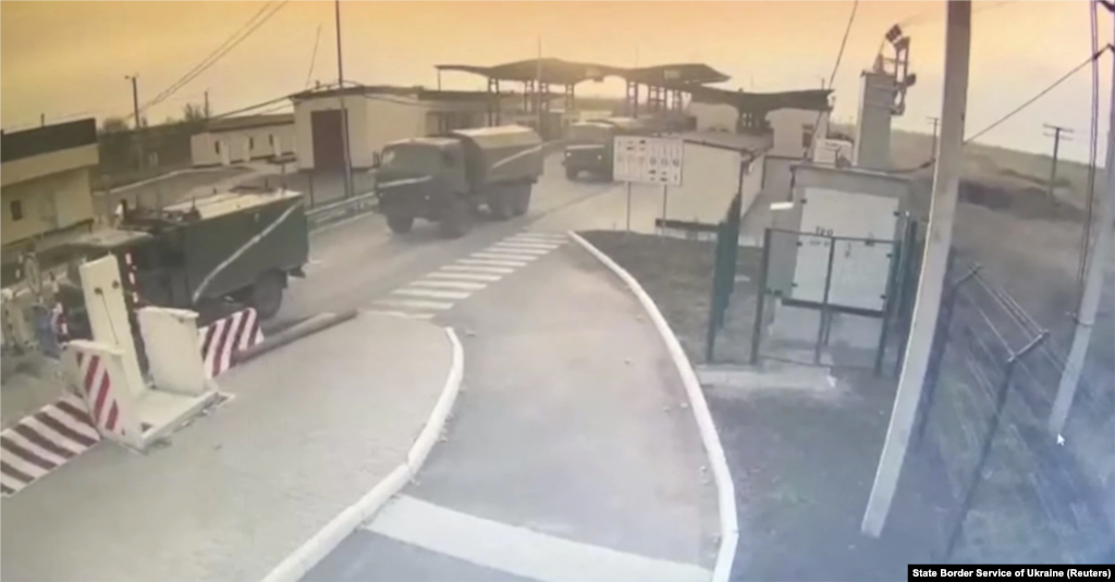 На скриншоте с видео видно, как российская военная техника въезжает в Херсонскую область из аннексированного Крыма через пункт пропуска «Каланчак»