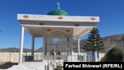 حمزه شينواری د ۱۹۹۴ز کال د فبرورۍ پر ۱۸مه له دې نړۍ سترګې پټې کړې او په لنډي کوتل کې خاورو ته وسپارل شو. د هغه پر مزار یوه کلتوري ودانۍ هم جوړه شوې