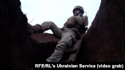 Український захисник в окопі під Новолуганським Донецької області 22 лютого 2022 року. Загострення на сході тоді вже почалось, до атаки на Київ – два дні