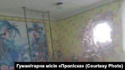 Российские гибридные силы выпустили по Станице Луганской 32 снаряда. Пострадал местный детский сад.