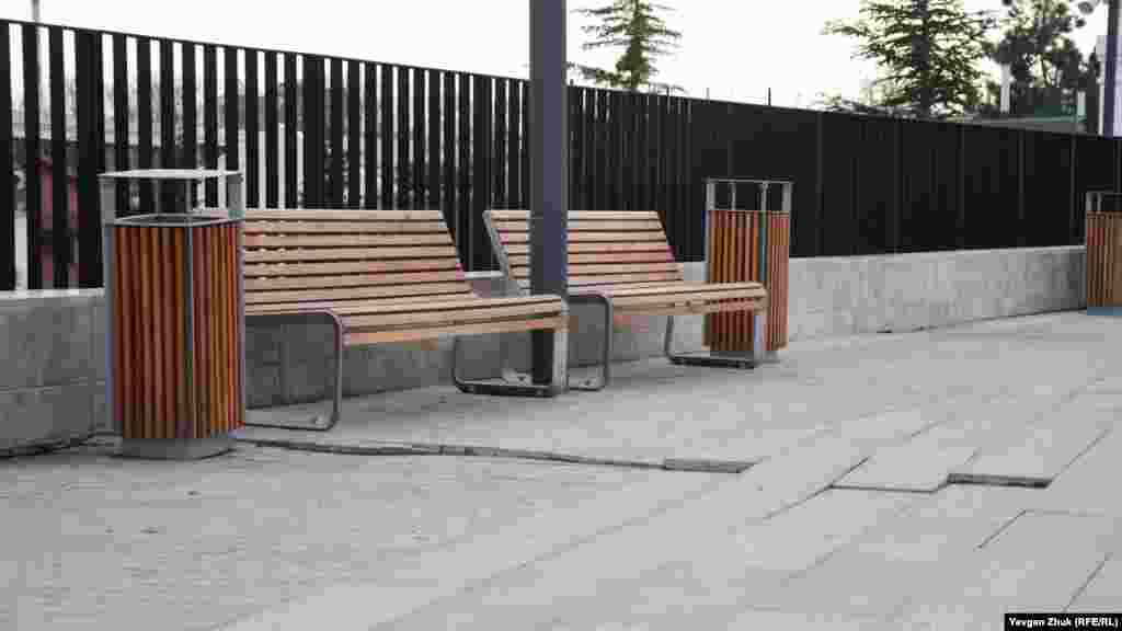 Гораздо хуже ситуация на площадке рядом с фонтаном – здесь гранитная плитка на большом участке просела на несколько сантиметров, образовав ступеньки 