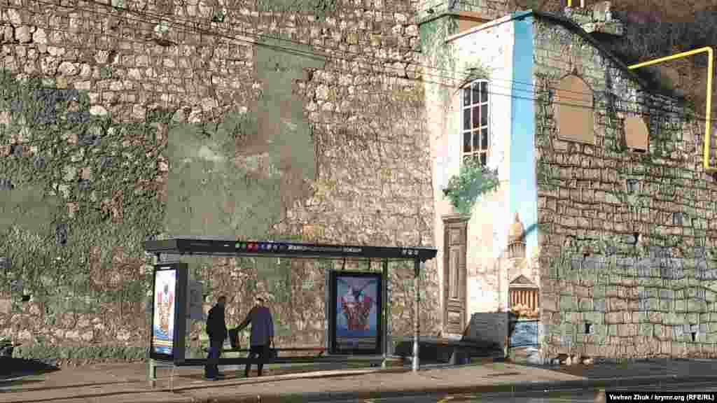 Біля залізничного вокзалу Севастополя намалювали «Вікно в Пітер». За іронією, саме навпроти нього, на стіні Севастопольського виноробного заводу, раніше красувався Путін-генетик на графіті «ДНК»