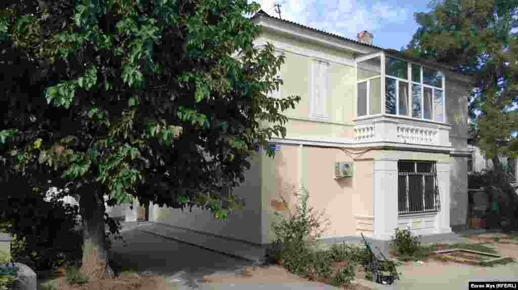 Навпроти одинадцятого – тридцять четвертий, його нещодавно капітально відремонтували. Він – 1947 року побудови. Дає тінь і ягоди шовковиця біля будинку, теж дуже стара