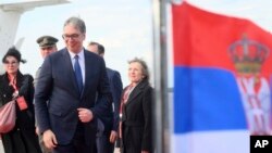 Presidenti serb, Aleksandar Vuçiq, pas arritjes në aeroportin Vnukovo të Moskës më 7 maj 2025.