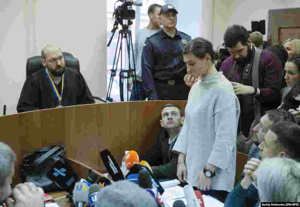 Військового медика Яну Дугарь зобов’язали до 8 лютого 2020 року не залишати місце проживання, прибувати до слідчого, прокурора або суду за першою вимогою, утриматися від спілкування з іншими підозрюваними та свідками, здати документи для виїзду за кордон