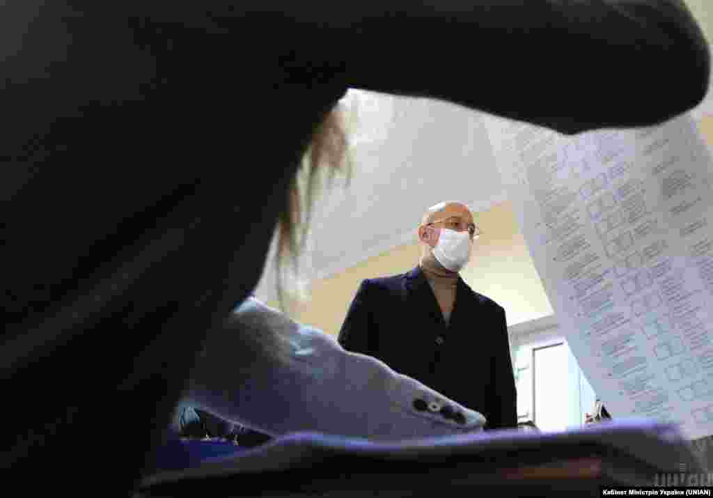 Прем'єр-міністр України Денис Шмигаль під час чергових місцевих виборів на одній з виборчих дільниць у Львові