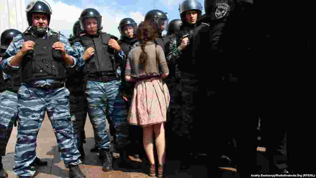 Силовики з підрозділу «Беркут» і учасниця «Мовного майдану». Київ, 4 липня 2012 року