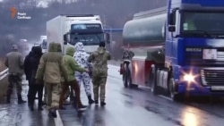 На західному кордоні України активісти блокують проїзд фур з російськими номерами (відео) На західному кордоні України активісти блокують проїзд фур з російськими номерами (відео)