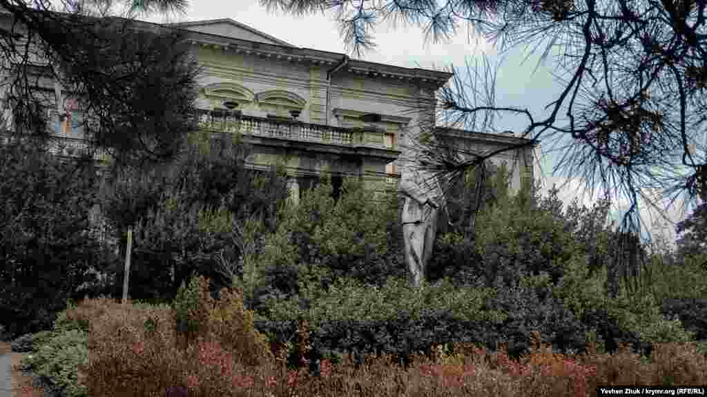 Двоповерховий палац у стилі італійського ренесансу побудований з каменю місцевих порід – використовувалися сірий вапняк і гурзуфський зелений пісковик. Вражає велика кількість колон, арок, різьблених балконів і карнизів, широких кам'яних сходів, вбудованих фонтанів – Мордвинови любили розмах і пишність і до того ж були людьми вельми небідними