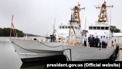 Президент України Петро Порошекно під час урочистої церемонії передачі Сполученими Штатами Військово-морським силам України двох патрульних катерів класу «Айленд». Балтимор, 27 вересня 2018 року