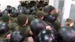 Десятки силовиків, 7 годин у «клітці» і гучна лайка. Відео сутичок з апеляційного суду Десятки силовиків, 7 годин у «клітці» і гучна лайка. Відео сутичок з апеляційного суду