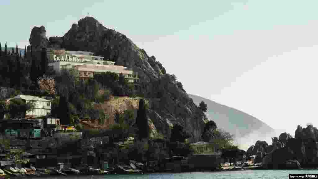 Скалистый берег – одна из отличительных особенностей Южного берега Крыма. Над Чеховским пляжем возвышается гостиница «Скальная». Больше фото с прогулки по весеннему Гурзуфу смотрите в нашем фоторепортаже  