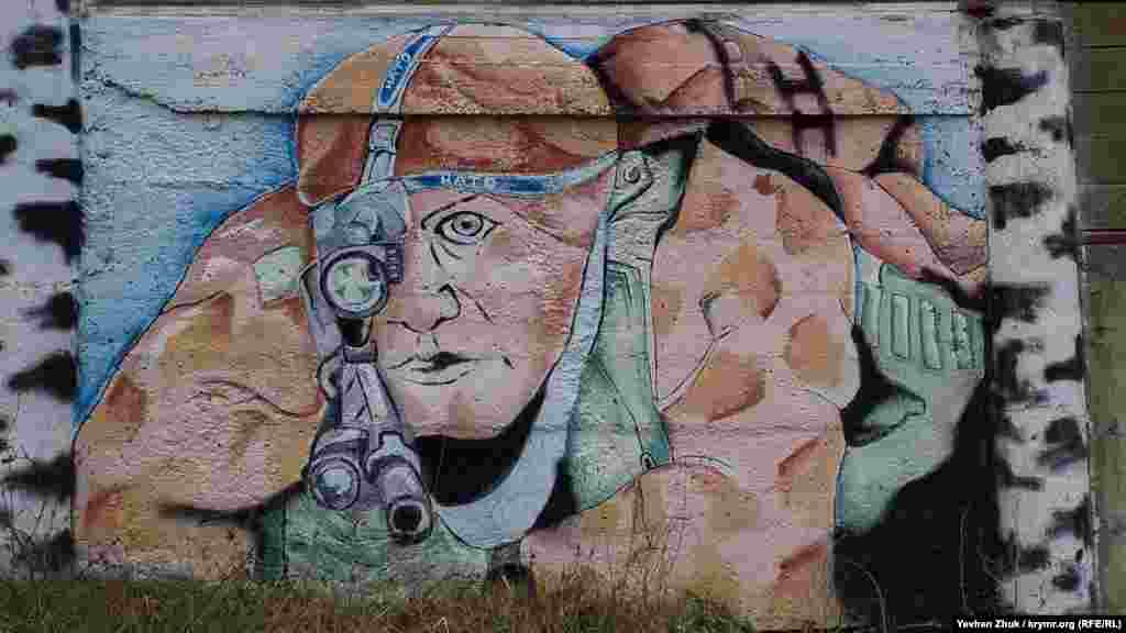 На сусідньому з ним графіті – ще один персонаж із НАТО – снайпер. Такі патріотичні тенденції також присутні у деяких севастопольських графітчиків