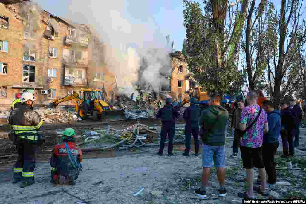 În districtul Darnițki din Kiev, o clădire cu cinci etaje a fost lovită direct.