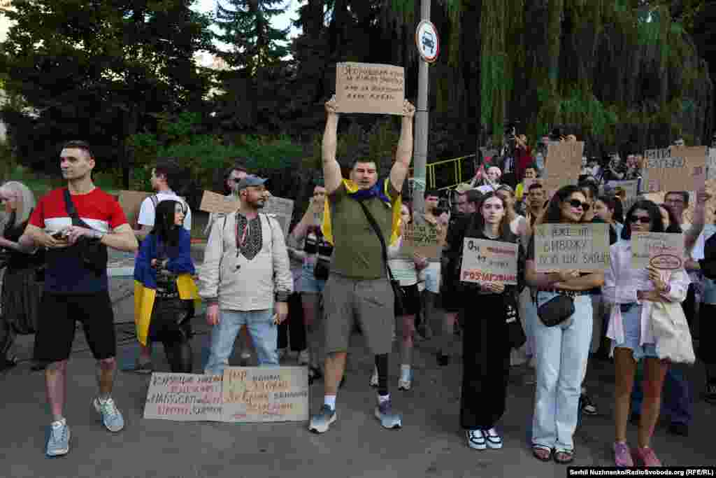 «Сьогоднішній протест – це не тільки про НАБУ і САП, це запит громадянського суспільства на справедливість», – вважає ветеран та учасник акції Іван (на фото по центру)