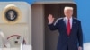 Președintele american Donald Trump salută în capul scărilor aeronavei Air Force One la sosirea sa pe Aeroportul Internațional Kuala Lumpur din Sepang, pe 26 octombrie 2025.