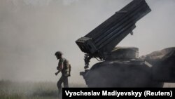 Військовослужбовці 30-ї ОМБр імені князя Костянтина Острозького Збройних сил України готуються до стрільби з РСЗВ БМ-21 «Град», Донецька область, 3 червня 2025 року