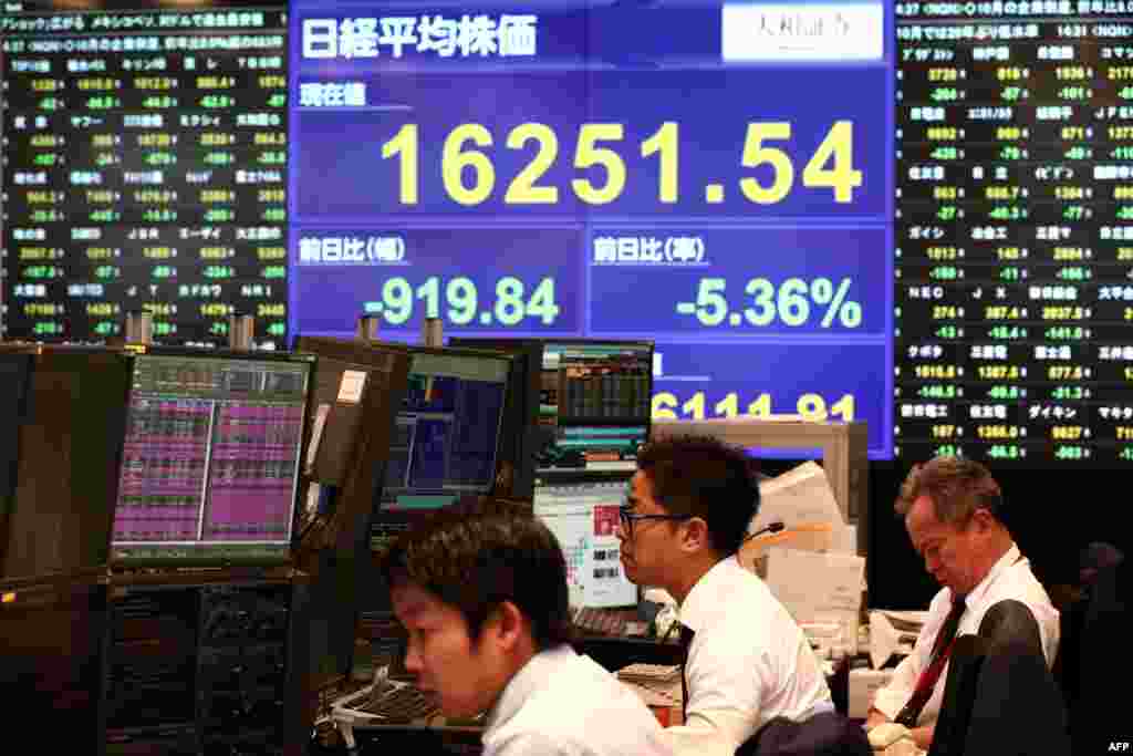 د ټرمپ بریا تر خبر وروسته په اسیايي بازارونو کې کاروبار تاواني شو. د ونډو بازار کارکوونکي په ټوکیو کې د نیکي په نوم د اشاریې حال ته ګوري. 