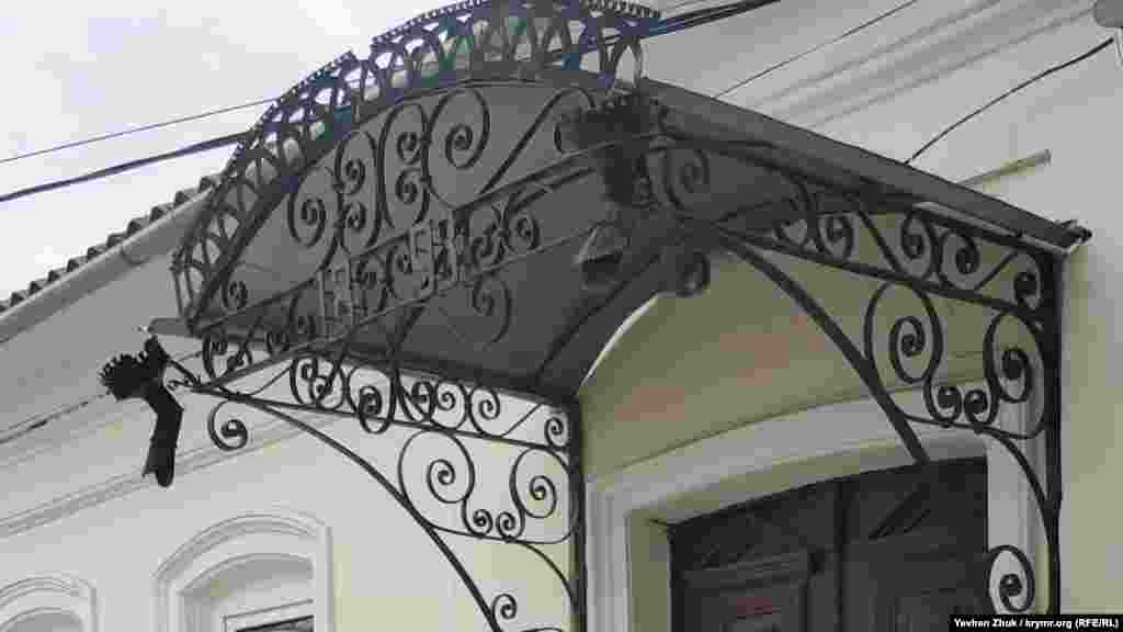 Один із таких будинків на вулиці Матвія Вороніна – під номером 49. Точна дата побудови вказана на навісі над ґанком – 1893 рік. Дуже гарні вхідні двері, відчувається рука майстра-столяра