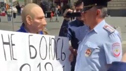Активіста в масці Путіна водинадцяте затримали в центрі Москви (відео) Активіста в масці Путіна водинадцяте затримали в центрі Москви (відео)