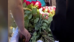 Ucraina. Rudele și prietenii au condus-o pe ultimul drum pe femeia ucisă în timp ce își proteja copilul Ucraina. Rudele și prietenii au condus-o pe ultimul drum pe femeia ucisă în timp ce își proteja copilul