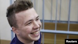 Journalist Roman Pratasevich in a defendant's cage in Minsk during a court hearing in 2017.