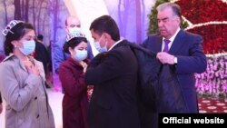 Раиси ҷумҳури Тоҷикистон ҳангоми тақдими туҳфаҳо ба ятимони кул. Шаҳри Хуҷанд, моҳи апрели 2021