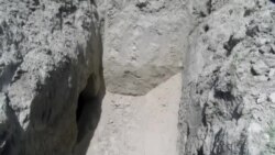 Нигоҳе ба ду оромгоҳи Кӯлоб. Гӯрҳое, ки бо экскаватор омода кардаанд Нигоҳе ба ду оромгоҳи Кӯлоб. Гӯрҳое, ки бо экскаватор омода кардаанд