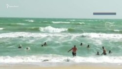 Курорт на адмікордоні: як відпочивають по обидва боки Арабатської стрілки (відео) Курорт на адмікордоні: як відпочивають по обидва боки Арабатської стрілки (відео)