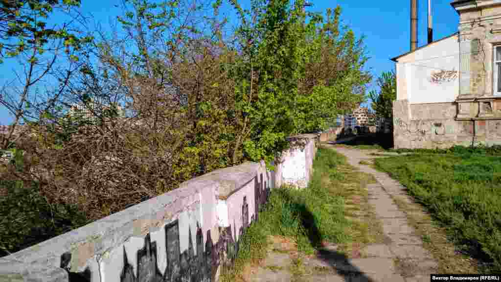 Існує повір'я: якщо молода людина перенесе на руках кохану вгору по всіх сходах, вони все життя житимуть в міцному союзі.  Всього тут 136 сходинок