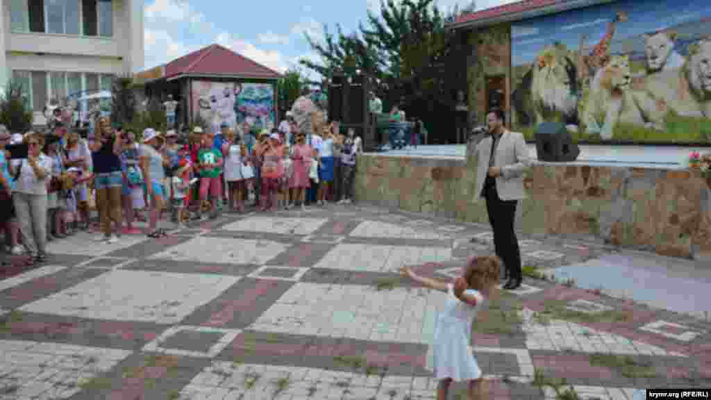 Перед Филиппом Киркоровым и посетителя парка «Тайган» выступил начинающий певец Роландас Врадий