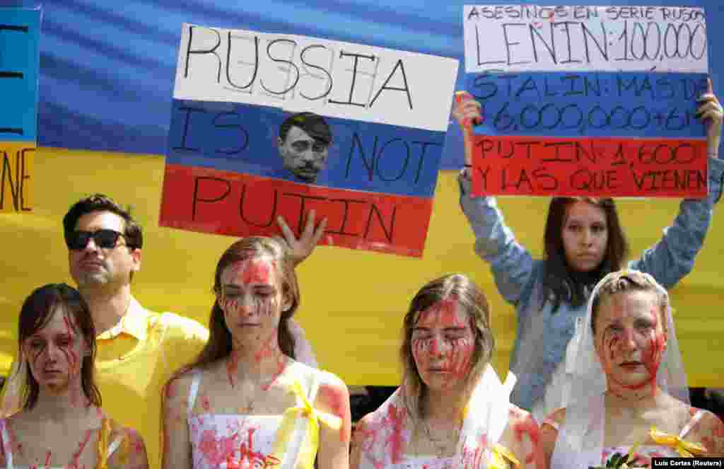 Українки, одягнені як «закривавлені наречені», під час акції протесту біля посольства Росії в Мехіко, 26 лютого 2022 року