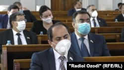 Вакилони порлумони Тоҷикистон ҳангоми қабули бастаи тағйирот ба Кодекси ҷиноӣ ва ҳуқуқвайронкунии маъмурӣ. 10-уми июни 2020