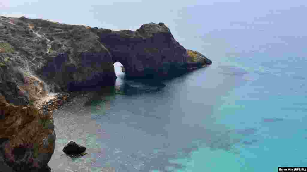 Мыс Джаншиева, который сейчас чаще называют мысом Лермонтова – по имени купца, владевшего здесь имением – находится неподалеку от мыса Фиолент, на юго-западном побережье Гераклейского полуострова