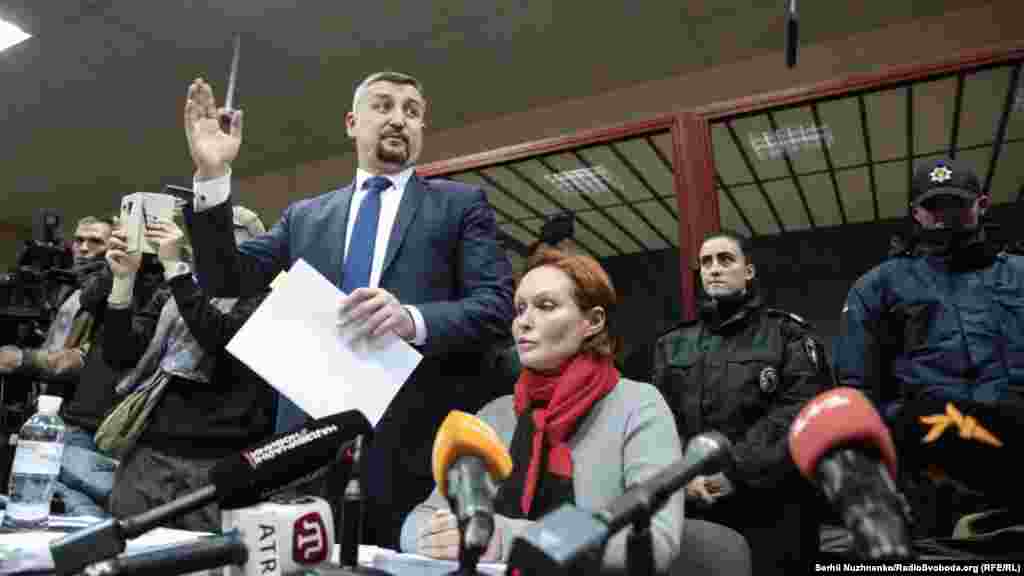 Адвокат Юлії Кузьменко Владислав Добош заявив про клопотання, щоб до судового процесу були залучені свідки – чоловік Кузьменко та директор інституту, де вона працює (через відмову судді Вовка допитати двох свідків адвокат Добош і вивловив йому недовіру, що не була задоволена судом – ред.) За словами адвоката, ці покази підтвердять алібі обвинуваченої