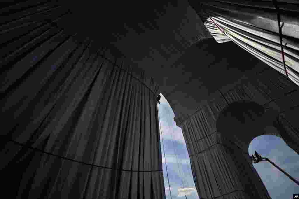 "Триумфалната арка, опакована" - поглед отвътре.