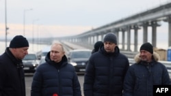 Путин на Керченском мосту. Photo by Mikhail Metzel / SPUTNIK / AFP