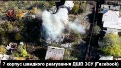 Українські військові наносять удар по будинку в Покровську, де були виявлені російські окупанти, жовтень 2025 року