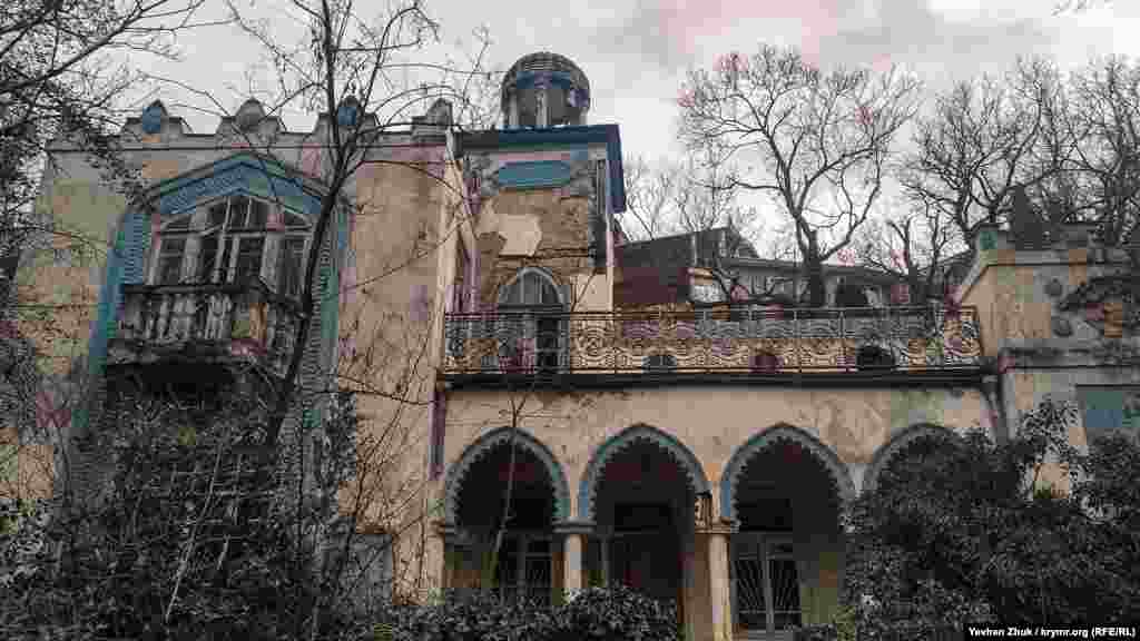 Щоб сфотографувати цей палац, побудований у мавританському стилі, довелося перелізти через іржаву хвіртку з не менш іржавим замком. Витративши на пошуки в інтернеті кілька годин, журналіст так і не з'ясував, ким побудований і кому належав цей особняк