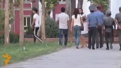 Ҷуфтҳои ҷавонро аз гӯшаҳои хилвати боғҳо берун мекунанд. Ҷуфтҳои ҷавонро аз гӯшаҳои хилвати боғҳо берун мекунанд.