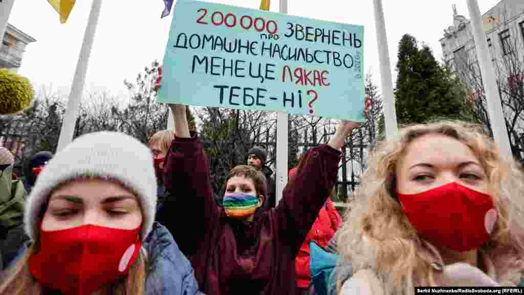 В Україні, за даними Національної соціальної служби, за дев’ять місяців 2021 року зафіксовано 205 608 звернень із приводу домашнього насильства: від дітей  – 5 001 звернення (2,43%), від жінок  – 167 900 (82%), від чоловіків  – 32 707 звернень (16%)