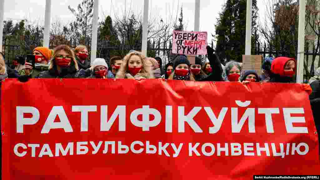 «Півтора року тому, 5 червня 2020 року, президент України Володимир Зеленський пообіцяв винести на розгляд Верховної Ради законопроєкт про ратифікацію Стамбульської конвенції. Проте обіцянку він й досі не виконав, попри те, що уряд уже передав документ в ОП» – заявили учасниці акції