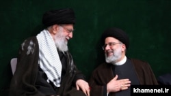 ابراهیم رئیسی (راست) در یکی از برنامههای بیت علی خامنهای، رهبر جمهوری اسلامی