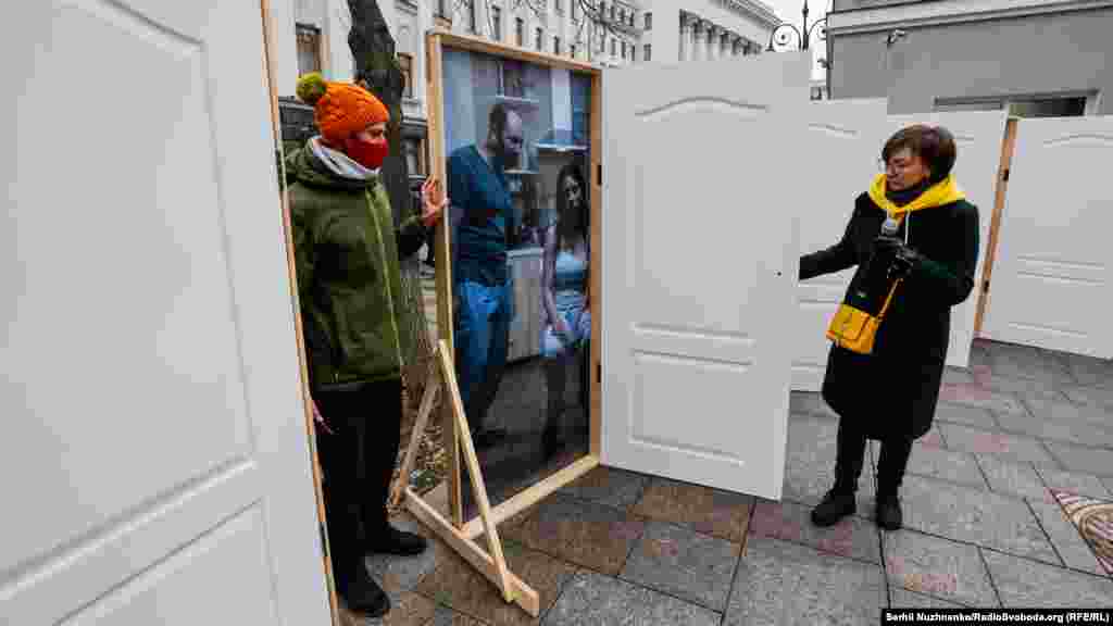 Учасники акції символічно «відкрили» двері щоб показати насильство у родинах, яке відбувається за зачиненими дверима