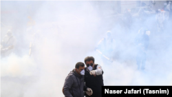 ضدعفونی کردن خیابانها در تهران توسط ماموران آتشنشانی.