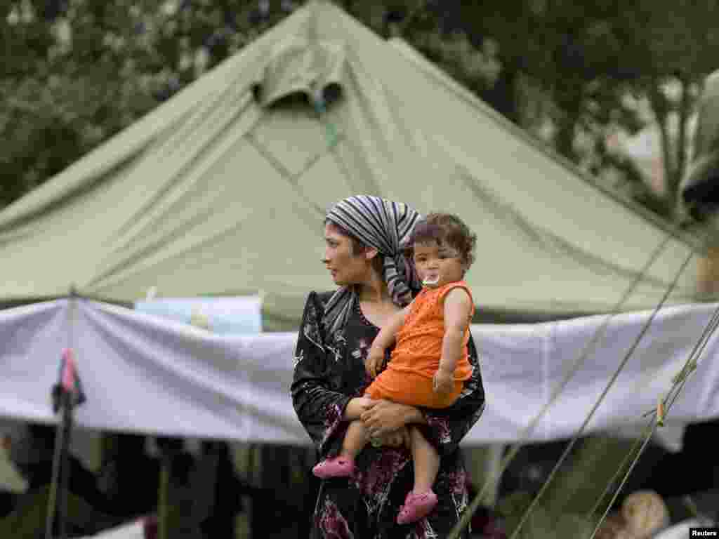 Кыргызстанның көньягында кыргызлар белән үзбәкләр арасындагы чуалышлар вакытында дистәләрчә мең үзбәк торган җирен ташлап киткән.