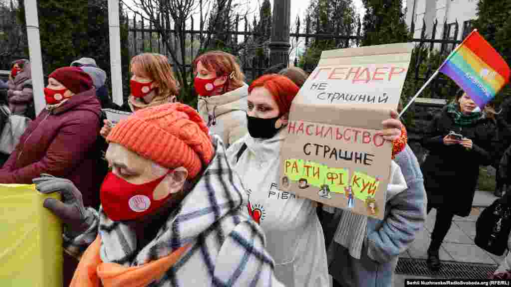 10 років тому Україна стала підписантом Стамбульської конвенції, однак вона досі не ратифікована. Пʼять років тому спроба ратифікувати цей документ провалилася через поняття «гендер» і «сексуальна орієнтація»