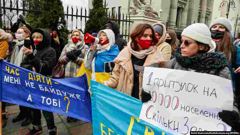 «Зеленський підпиши» – скандують учасниці акції